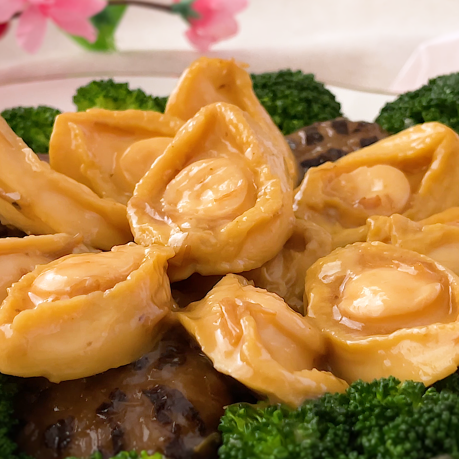 Braised Abalone with Mushroom. Chinese New Year Recipe_焖鮑魚冬菇新年菜