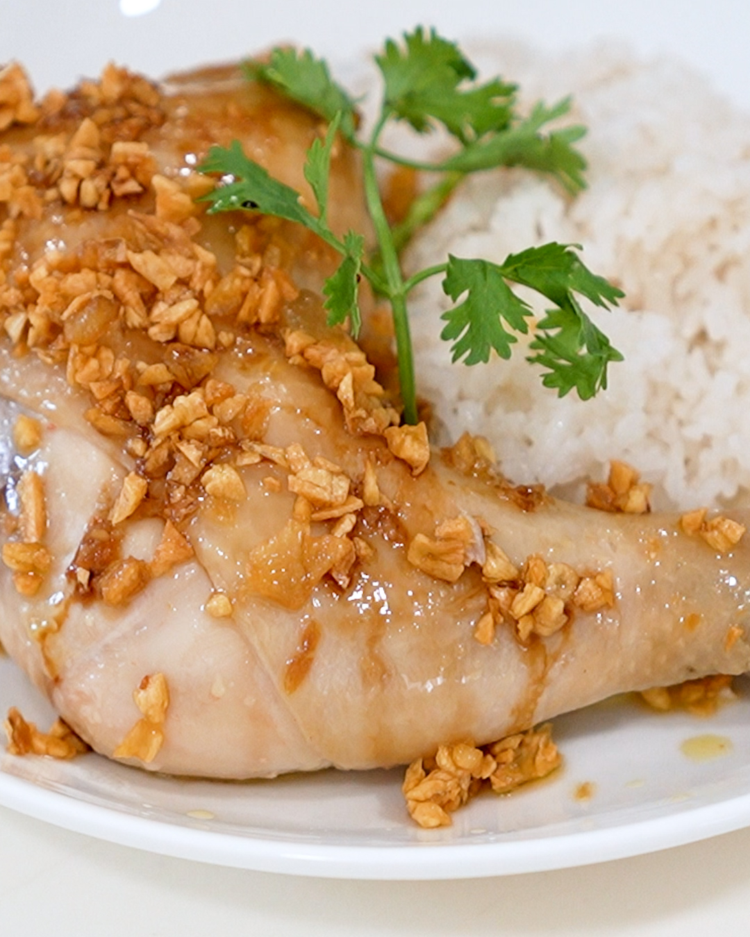 Close-up of fluffy jasmine rice cooked with chicken legs in rice cooker — Chicken Rice in Rice Cooker
